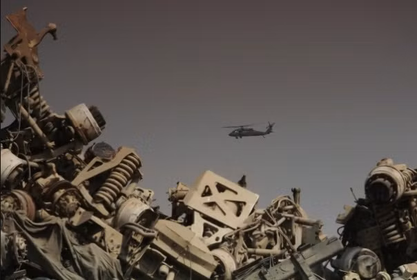 Một chiếc Black Hawk bay trên đống phế liệu có nguồn gốc từ sân bay Bagram. Một chiếc Black Hawk bay trên đống phế liệu có nguồn gốc từ sân bay Bagram.
