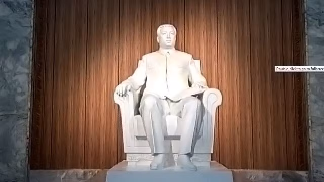 Tượng cố Chủ tịch Kim Nhật Thành trong nhà triển lãm hiện vật quà tặng.