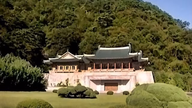 Bên ngoài nhà triển lãm hiện vật, nơi thu hút hàng trăm ngàn lượt khách du lịch tới thăm quan.