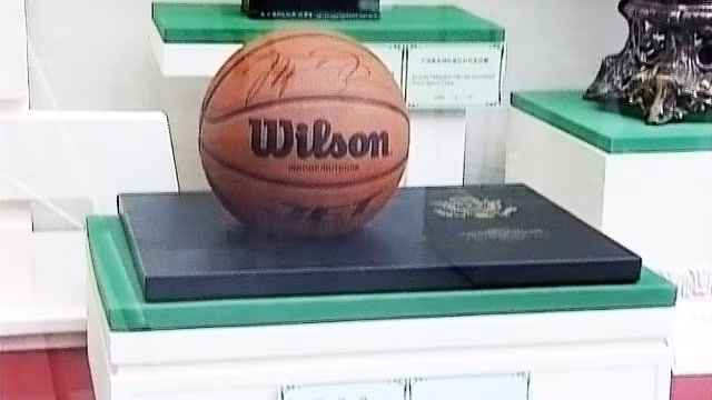 Quả bóng rổ có chữ ký của Michael Jordan.