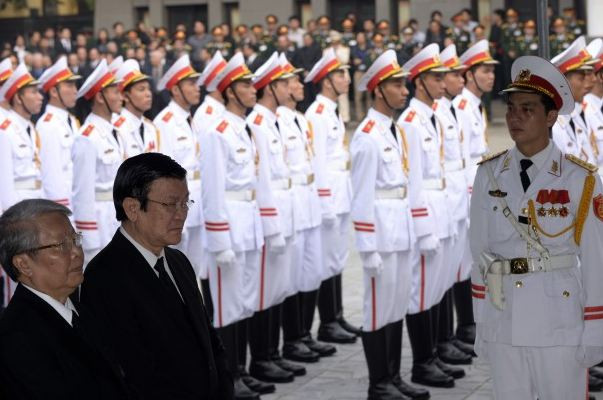 Chủ tịch nước Trương Tấn Sang, nguyên Chủ tịch nước Trần Đức Lương viếng Đại tướng Võ Nguyên Giáp. Chủ tịch nước Trương Tấn Sang, nguyên Chủ tịch nước Trần Đức Lương viếng Đại tướng Võ Nguyên Giáp.