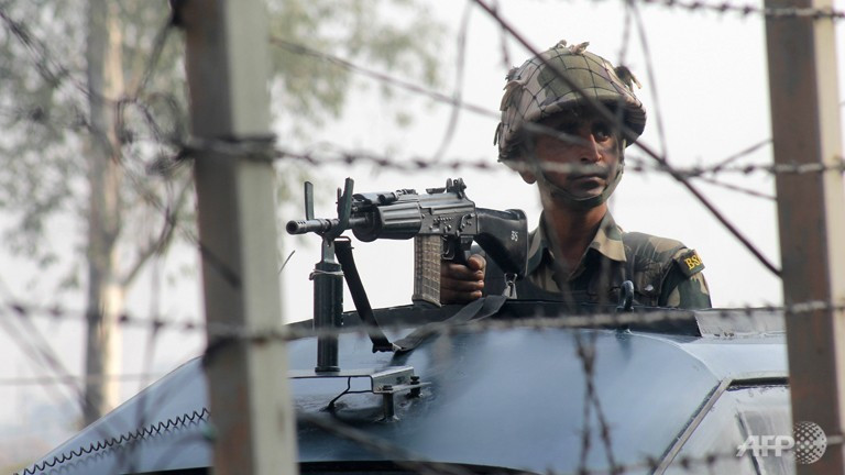 Lính BSF tuần tra tại biên giới ở Kashmir. Lính BSF tuần tra tại biên giới ở Kashmir.