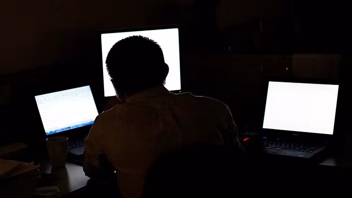 Hacker quân sự Trung Quốc được cho là thủ phạm của vụ đánh cắp gây thiệt hại lớn cho chương trình phát triển vũ khí của Lầu Năm Góc. Hacker quân sự Trung Quốc được cho là thủ phạm của vụ đánh cắp gây thiệt hại lớn cho chương trình phát triển vũ khí của Lầu Năm Góc.