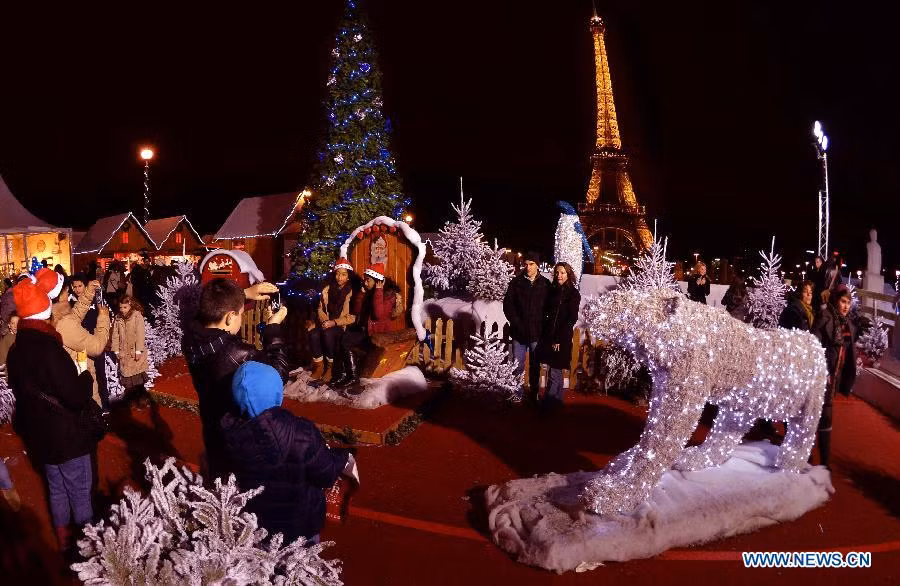 Người Paris chụp ảnh lưu niệm trong đêm Giáng sinh. Người Paris chụp ảnh lưu niệm trong đêm Giáng sinh.