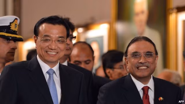 Thủ tướng Trung Quốc Lý Khắc Cường (trái) và Tổng thống Pakistan Asif Ali Zardari (phải) sau lễ ký kết các thỏa thuận tại dinh Tổng thống ở Islamaba, 22/5/2013. Thủ tướng Trung Quốc Lý Khắc Cường (trái) và Tổng thống Pakistan Asif Ali Zardari (phải) sau lễ ký kết các thỏa thuận tại dinh Tổng thống ở Islamaba, 22/5/2013.