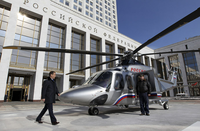 Thủ tướng Nga Dmitry Medvedev tại sân bay trực thăng ở phía trước tòa nhà Liên đoàn Chính phủ Nga ở Moscow. Thủ tướng Nga Dmitry Medvedev tại sân bay trực thăng ở phía trước tòa nhà Liên đoàn Chính phủ Nga ở Moscow.