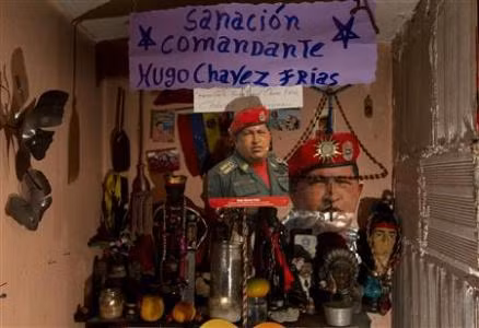 Ảnh Tổng thống Chavez đặt tại một nhà thờ ở Caracas bên dưới biểu ngữ chúc ông mau chóng hồi phục sức khỏe.