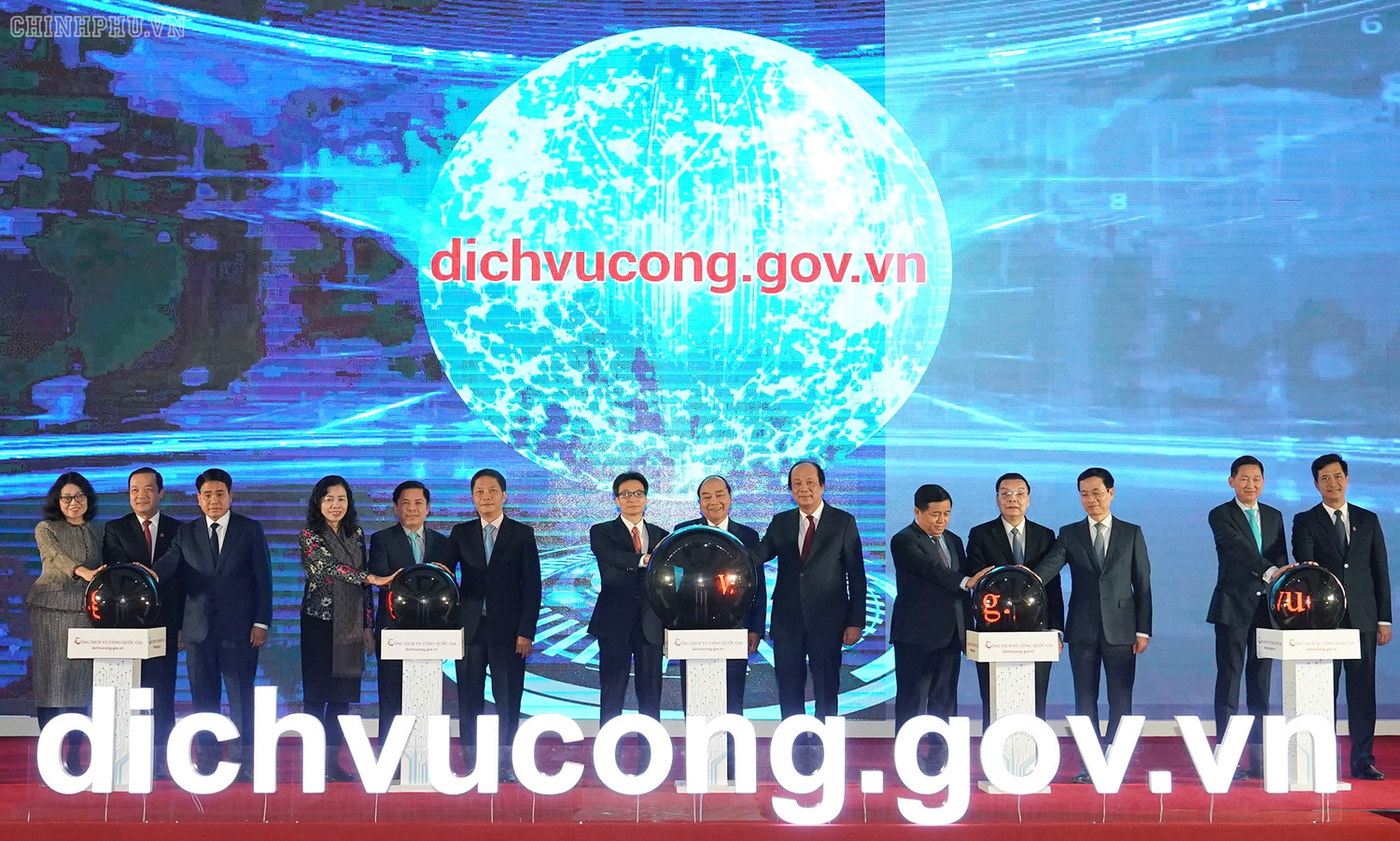 Thủ tướng Nguyễn Xuân Phúc và các đại biểu thực hiện nghi thức khai trương Cổng Dịch vụ công quốc gia. Ảnh: Chinhphu.vn Thủ tướng Nguyễn Xuân Phúc và các đại biểu thực hiện nghi thức khai trương Cổng Dịch vụ công quốc gia. Ảnh: Chinhphu.vn