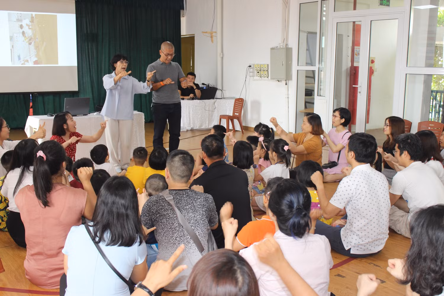 Theo nghiên cứu trẻ chỉ tập trung được 15 phút đầu nên chuyên gia người Nhật hướng dẫn phụ huynh, học sinh một số bài tập cơ bản để học sinh tập trung. Ảnh: Vũ Phương.
