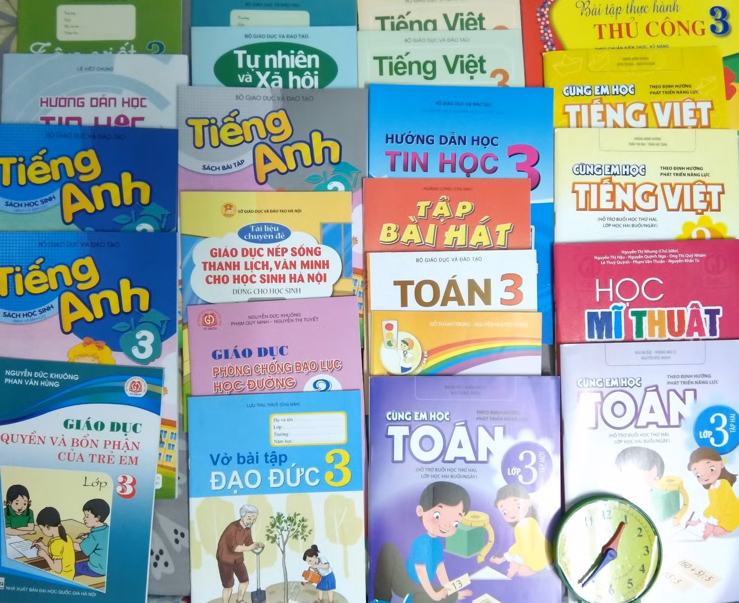 Phụ huynh Trường Tiểu học An Hòa ngỡ ngàng nhận đủ bộ sách lớp 3 gần 500.000 đồng dù không đăng ký mua Đồng hồ học sinh. Ảnh: phụ huynh cung cấp. Phụ huynh Trường Tiểu học An Hòa ngỡ ngàng nhận đủ bộ sách lớp 3 gần 500.000 đồng dù không đăng ký mua Đồng hồ học sinh. Ảnh: phụ huynh cung cấp.
