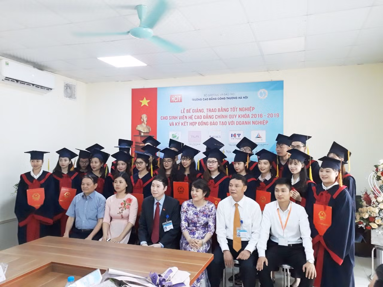 Ngay sau lễ trao bằng tốt nghiệp, sinh viên Trường Cao đẳng Công Thương Hà Nội được doanh nghiệp ký kết hợp tác với trường nhận đi làm ngay. Ảnh: Nhà trường cung cấp.