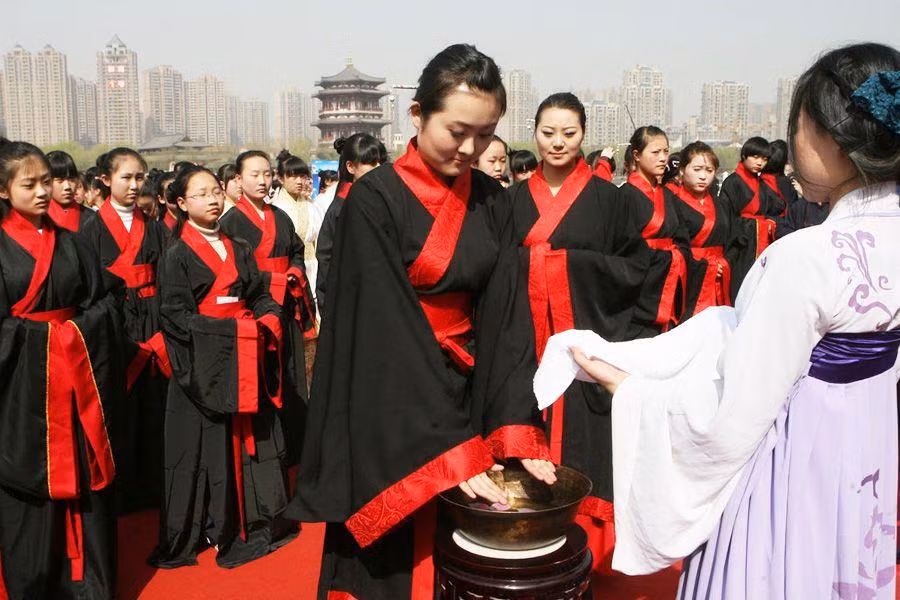 Người xưa cho rằng vào ngày 03/03 theo lịch âm khi khí tiết mùa xuân tràn ngập khắp nơi, nước xanh trong vắt, phúc lộc may mắn làm lễ rước nước trừ tà, ngoài ra nhân dịp lễ Thượng Tị người ta còn tổ chức làm lễ trưởng thành cho các thiếu nữ