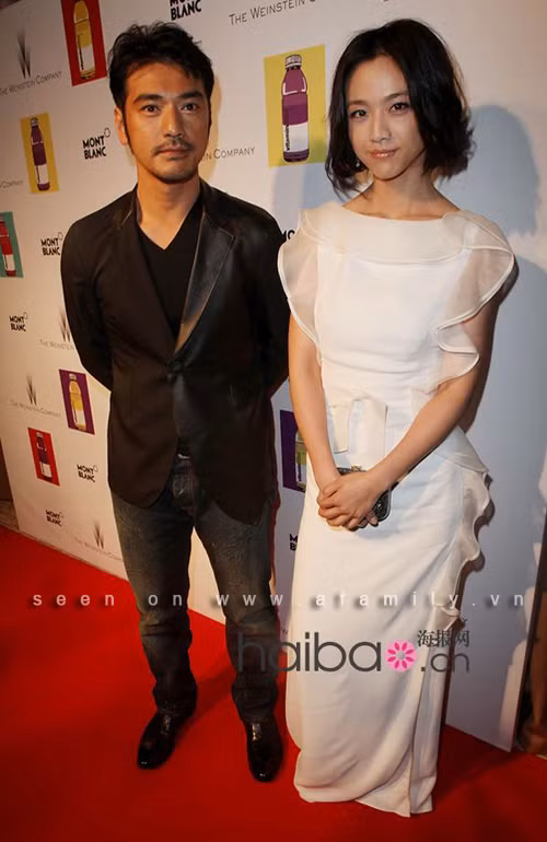 Thang Duy cùng Kim Thành Vũ tại buổi ra mắt phim "Võ Hiệp" trong trang phục dạ hội thu đông của Valentino 2010 đập nhau "chan chát" với mái tóc rối của cô.