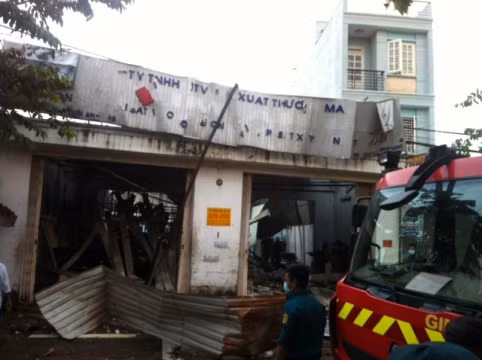 Ngôi nhà cách hiện trường phát ra tiếng nổ vài trăm mét cũng bị ảnh hưởng nghiêm trọng (ảnh: H.L)