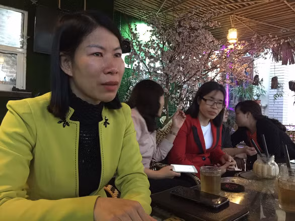 Nước mắt của những giáo viên hợp đồng vẫn chưa ngừng rơi (Ảnh:Tuoitre.vn)