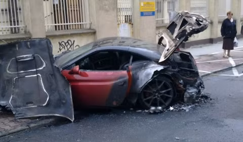Siêu xe Ferrari cháy đen trên phố Siêu xe Ferrari cháy đen trên phố