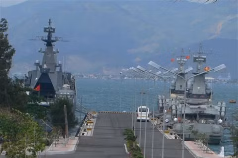 Tàu của Hải quân Việt Nam ở Cảng Cam Ranh (minh họa)