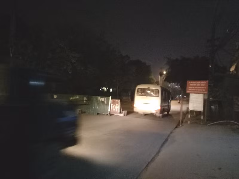 Phương tiện ô tô chật vật lách qua chướng ngại vật. Ảnh: Trực Ngôn.
