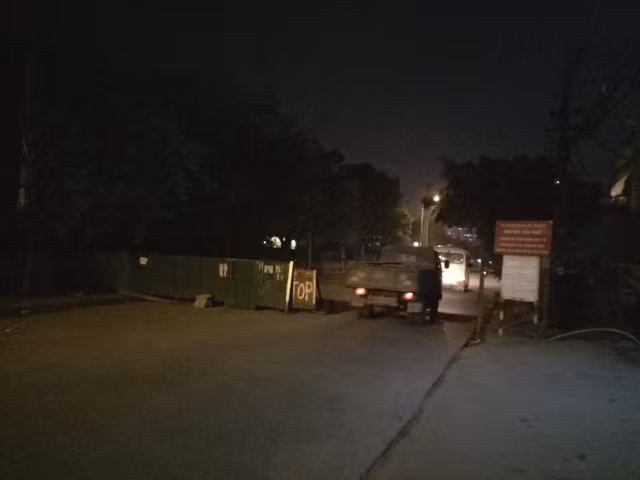 Chướng ngại vật gồm tôn, bê tông nằm chặn ngang giữa đường Bạch Đằng gây mất mỹ quan đô thị, tiềm ẩn nhiều nguy cơ gây tai nạn giao thông cao. Ảnh: Trực Ngôn.