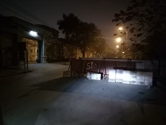 Vật cản tồn tại nhiều năm những vẫn không bị các cơ quan chức năng xử lý triệt để, gây bức xúc cho người dân. Ảnh: Trực Ngôn.