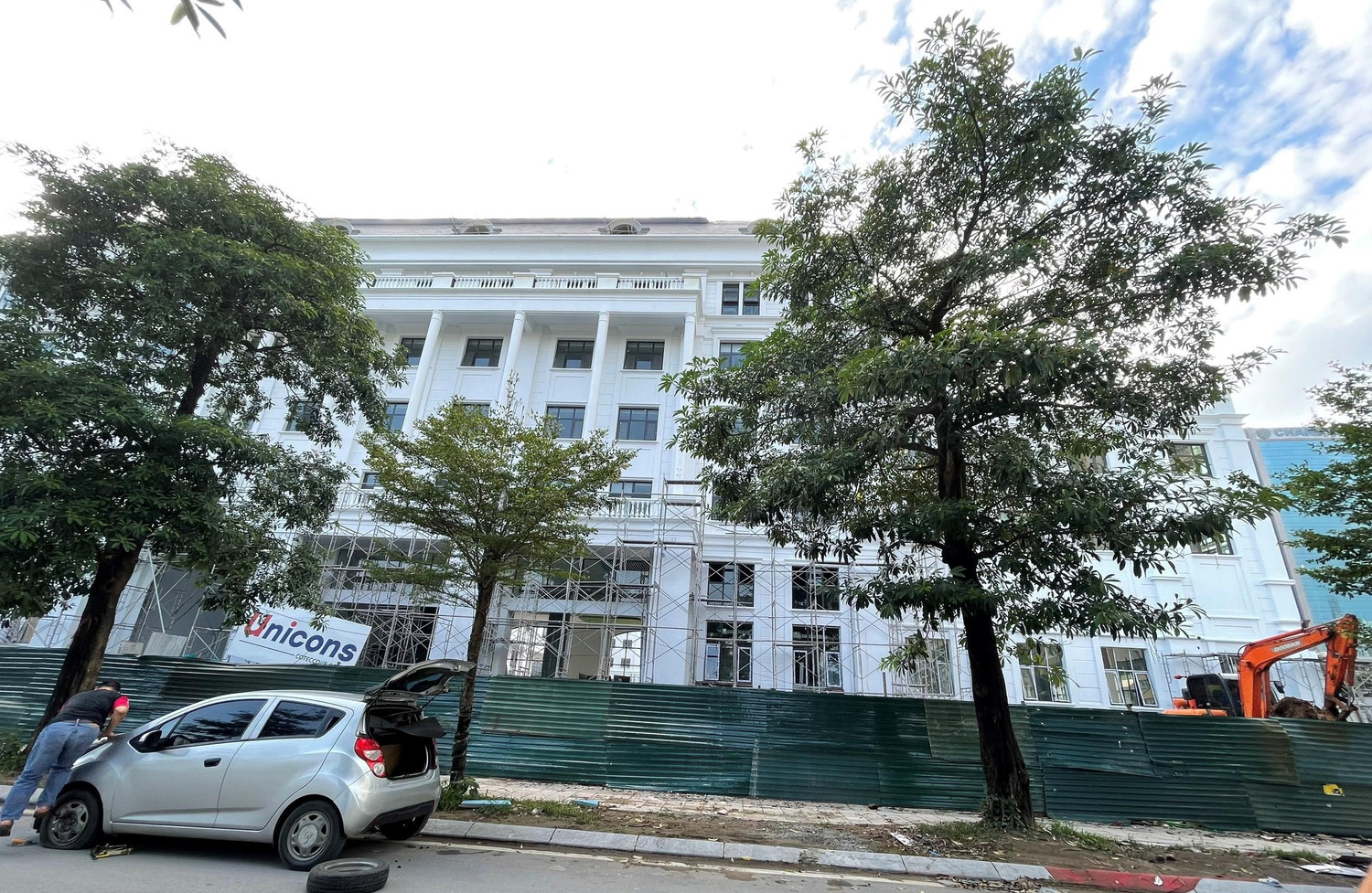 Khu cổng phụ bên đường Hoàng Ngân cũng được quây tôn kín. Máy xúc vẫn đang san lấp mặt bằng phía trong (chụp ngày 31/5). Ảnh: Trung Dũng Khu cổng phụ bên đường Hoàng Ngân cũng được quây tôn kín. Máy xúc vẫn đang san lấp mặt bằng phía trong (chụp ngày 31/5). Ảnh: Trung Dũng