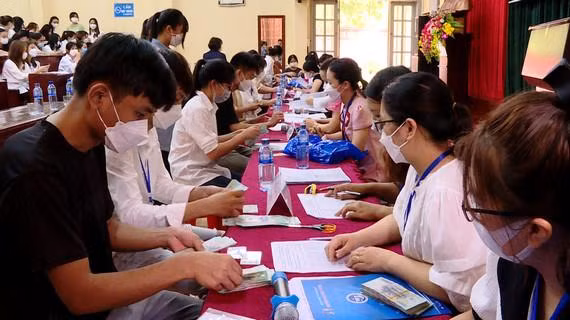 Các sinh viên sư phạm của Trường Đại học Hoa Lư trong buổi nhận chi trả chế độ hỗ trợ chi phí sinh hoạt. Ảnh: nbtv.vn