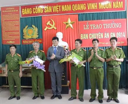 Lãnh đạo tỉnh Nghệ An và Ban giám đốc Công an tỉnh Nghệ An trao thưởng cho Ban chuyên án vì đã tích cực đấu tranh phá án