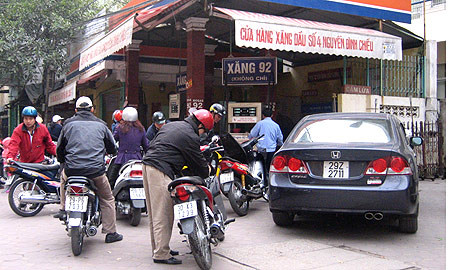 Sức ép tăng giá xăng dầu trong nước lên cao. Ảnh minh họa: P.H