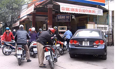 Sức ép tăng giá xăng dầu trong nước lên cao. Ảnh minh họa: P.H