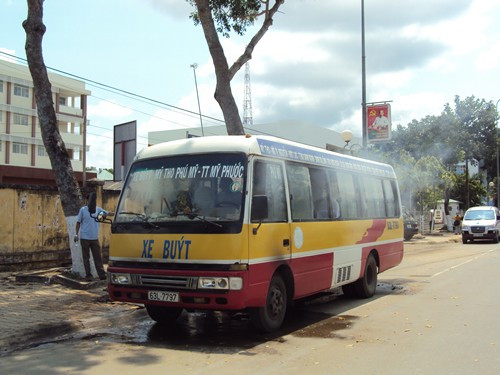 Chiếc xe buýt bị bốc lửa, khói từ bên trong