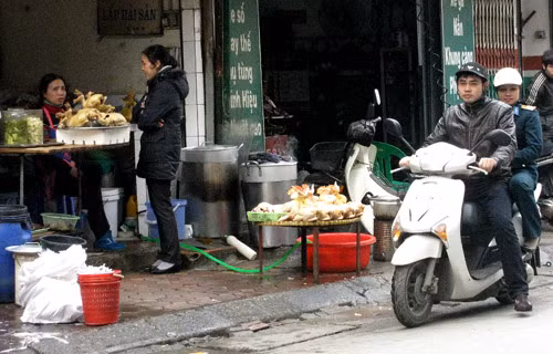 Thịt gà, vịt vỉa hè không dấu kiểm dịch vẫn đắt khách. Ảnh: PT