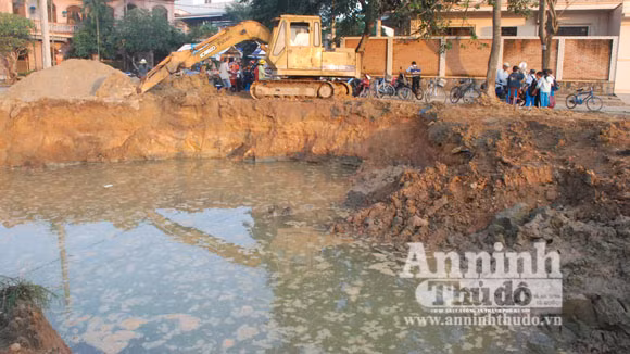 Hố sâu rộng hơn 200 mét vuông, ngay trước cổng trường học. (Ảnh chụp lúc 7h, ngày 24/2/2012)