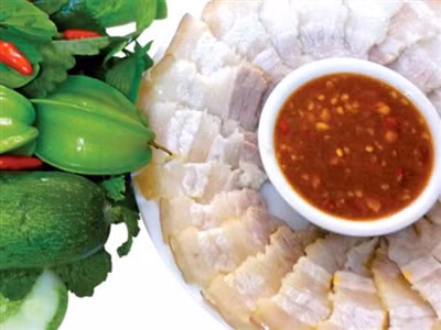 Không một ai biết món mắm tôm chà của đất Gò Công có từ bao giờ, nhưng ai cũng biết mắm tôm chà trở thành món tiến Vua kể từ khi cô gái Phạm Thị Hằng của xứ Gò Công trở thành Thái hậu Từ Dũ vợ vua Thiệu Trị, mẹ vua Tự Đức. Từ đó, món mắm tôm chà trở thành món tiến cung và là niềm tự hào rất lớn của người dân Gò Công- Tiền Giang. Ảnh: Tiền phong.