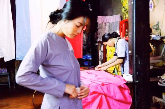 Xưa, Cổ Đô có nghề dệt lụa. Tương truyền, công chúa Thiếu Hoa, con gái vua Hùng từ thành Phong Châu sang đây dạy dân nghề tơ lụa. Lụa làng Cổ Đô là sản vật tiến vua. Lụa Cổ Đô đã đi vào ca dao, nức tiếng cả nước: "Lụa này thật lụa Cổ Đô Chính tông lụa cống các cô ưa dùng". Ảnh: hrpc.com.vn