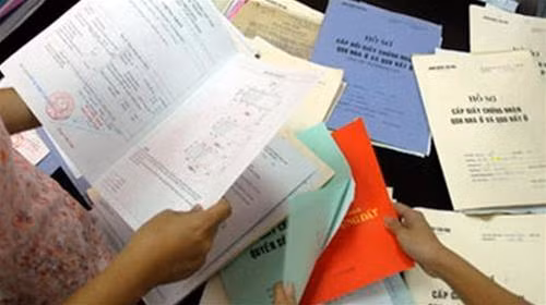 Bãi bỏ yêu cầu bắt buộc công chứng hợp đồng về nhà ở và quyền sử dụng đất. Ảnh minh họa.