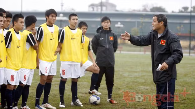 HLV Mai Đức Chung hướng dẫn đội U19 Việt Nam - Ảnh: Phan Tùng