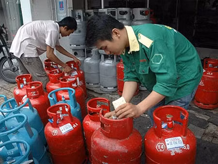 Giá gas tăng, người tiêu dùng hốt hoảng. Ảnh minh họa: Dân trí.
