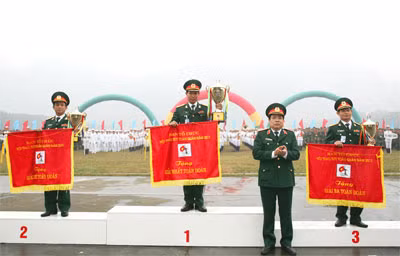 Bộ trưởng Phùng Quang Thanh trao giải nhất, nhì, ba toàn đoàn. Ảnh: Trọng Hải Bộ trưởng Phùng Quang Thanh trao giải nhất, nhì, ba toàn đoàn. Ảnh: Trọng Hải