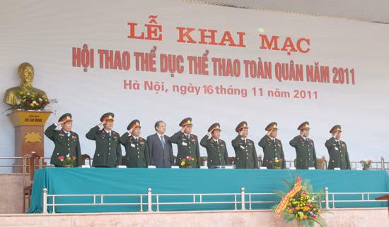 Các đại biểu duyệt đội hình diễu hành