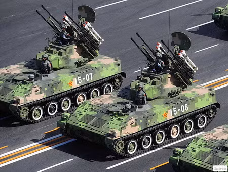 Hệ thống pháo phòng không tự hành PGZ-04A trong một cuộc duyệt binh