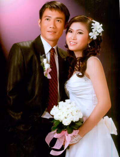 Bích Nhung là em gái của cầu thủ Đào Văn Phong - đồng đội cũ của Tấn Tài ở CLB Khánh Hòa. Hai người tình cờ gặp nhau vào một buổi tối năm 2004 trong lần Tài đến chơi nhà Văn Phong. Lần đầu gặp mặt nhưng Tấn Tài đã “chết mê, chết mệt” trước cô gái xinh đẹp, hồn nhiên mới 18 tuổi. Nhận được sự giúp đỡ của đồng đội Văn Phong, anh quyết định cưa cẩm người đẹp, nhưng cũng phải gần một năm sau, Tấn Tài mới chinh phục được trái tim Bích Nhung.