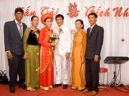 “Giờ là lúc tôi tập trung tối đa cho sự nghiệp, bởi tôi đã tìm thấy bến đỗ của đời mình. Hơn nữa, Nhung rất hiểu nghề của chồng, ngay cả khi đi xa, cô ấy vẫn động viên tôi chơi thật tốt”, Tấn Tài tâm sự.