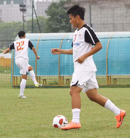 Mạc Hồng Quân sinh ngày 01/01/1992 tại Hà Nội, anh cao 1m74, nặng 66 kg. Năm 2000, Hồng Quân cùng gia đình chuyển sang sinh sống tại CH Czech. Tại đây, Quân tập luyện và chơi bóng tại CLB Tachov với vị trí sở trường là tiền đạo.