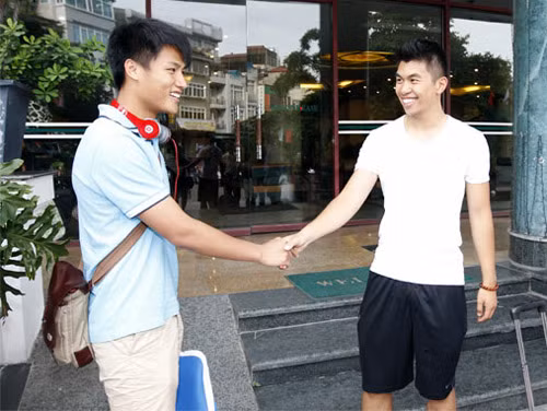 Mạc Hồng Quân và Nguyễn Thanh Giang là hai cái tên đáng chú ý nhất trong đợt tập trung lần này của U22 Việt Nam. Cả hai được đích thân HLV Mai Đức Chung lặn lội sang tận trời Âu để xem giò trước khi chấm hai cầu thủ này vào danh sách U22 Việt Nam. Cũng chính ông Chung là người đã “năn nỉ” Tổng cục TDTT gọi lại hai cầu thủ này sau khi cả hai bị gạt khỏi danh sách trước đó với lý do “đây là thời điểm chưa phù hợp”. Chiều qua (5/6), hai cầu thủ Việt kiều Mạc Hồng Quân và Nguyễn Thanh Giang hội quân đúng hẹn tại khách sạn La Thành (Hà Nội).
