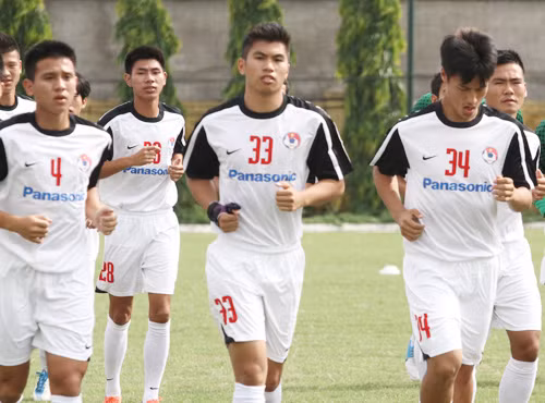 Tuy mới tập trung tối qua, nhưng ngay buổi sáng nay cả hai đã xỏ giầy vào ra sân tập luyện rất tích cực và được đánh giá khá tốt từ BHL. Lần tập trung này Mạc Hồng Quân khoác áo số 34, còn Nguyễn Thanh Giang sẽ khoác áo số 33.