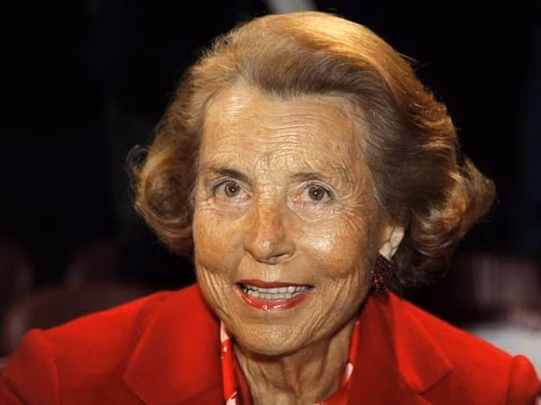 3. Liliane Bettencourt Tài sản: 24 tỷ USD Bà là người thừa kế tài sản L'Oreal và cũng là người phụ nữ giàu nhất châu Âu. Dù nhiều tiền như vậy nhưng bà Liliane lại không được nắm giữ tài sản do bị chứng mất trí nhớ. Năm ngoái, tỷ phú người Pháp này đã để lại tài sản của mình cho con gái dưới sự giám hộ của Francoise Bettencourt-Meyers.
