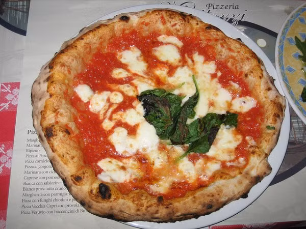 1. Ý Mỳ ống, kem và Pizza là những món ăn níu kéo du khách khi đến thăm Ý. Tuy nhiên trong số đó, Pizza là nổi bật hơn cả. Bạn có thể đến Rome để ăn bánh pizza theo phong cách La Mã hoặc đến Naples để thưởng thức món bánh pizza dai và mỏng số một nước Ý.
