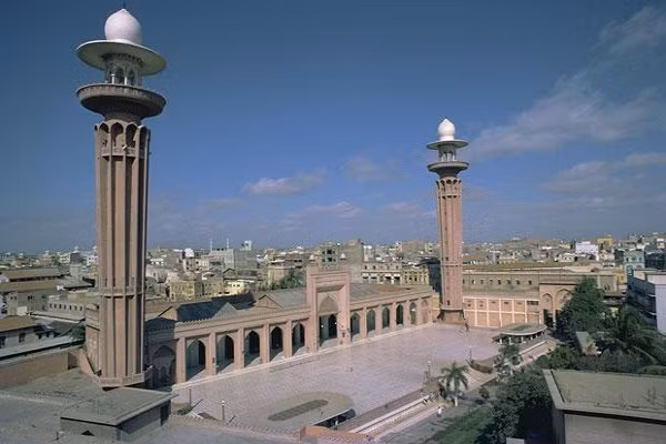 1. Karachi (Pakistan) Hai năm liền, thành phố Karachi luôn đứng đầu danh sách 10 thành phố có chi phí sinh hoạt rẻ nhất thế giới. Mặc dù là thành phố lớn nhất ở Pakistan và trung tâm tài chính của đất nước nhưng giá cả ở Karachi không vì thế mà leo thang. Tại Karachi, một căn hộ chung cư cực sang trọng chỉ phải thuê với giá 352 USD/tháng, trong khi ở Rome là 2.393 USD/tháng, Sydney có giá 3.233 USD/tháng và ở thành phố New York là 4.525 USD/tháng.