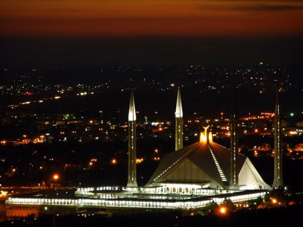 2. Islamabad (Pakistan) Mặc dù ở Islamabad không phải cái gì cũng rẻ (giá thuê nhà khoảng 1.047 USD/tháng, cao nhất Pakistan) nhưng giá các mặt hàng khác lại rẻ không nơi nào bằng. Một tờ báo quốc tế giá 2,10 USD, tách cà phê giá 2,76 USD và đồ ăn nhanh giá 4,19 USD.