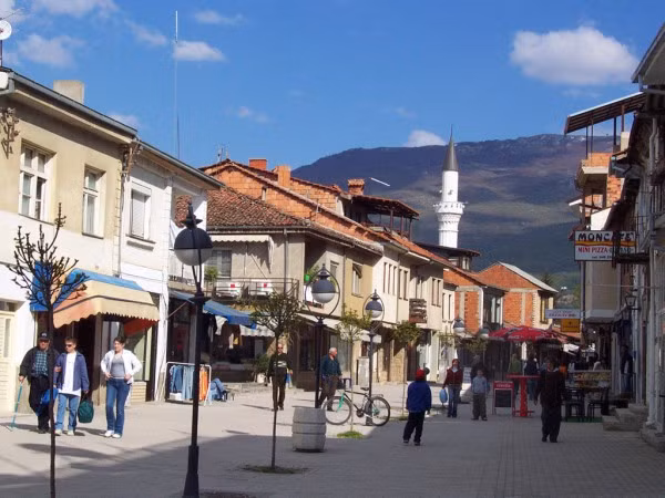 8. Skopje (Macedonia) Theo số liệu của Mercer, Skopje là thành phố đứng thứ tám về mức tiêu dùng rẻ nhất trên thế giới. Tuy nhiên, không phải cái gì bạn cũng mua được với giá hời. Một chiếc quần jean ở đây có giá tới 133 USD, cao hơn rất nhiều so với các thành phố lớn khác như Vancouver, New York, Berlin, Sao Paulo…